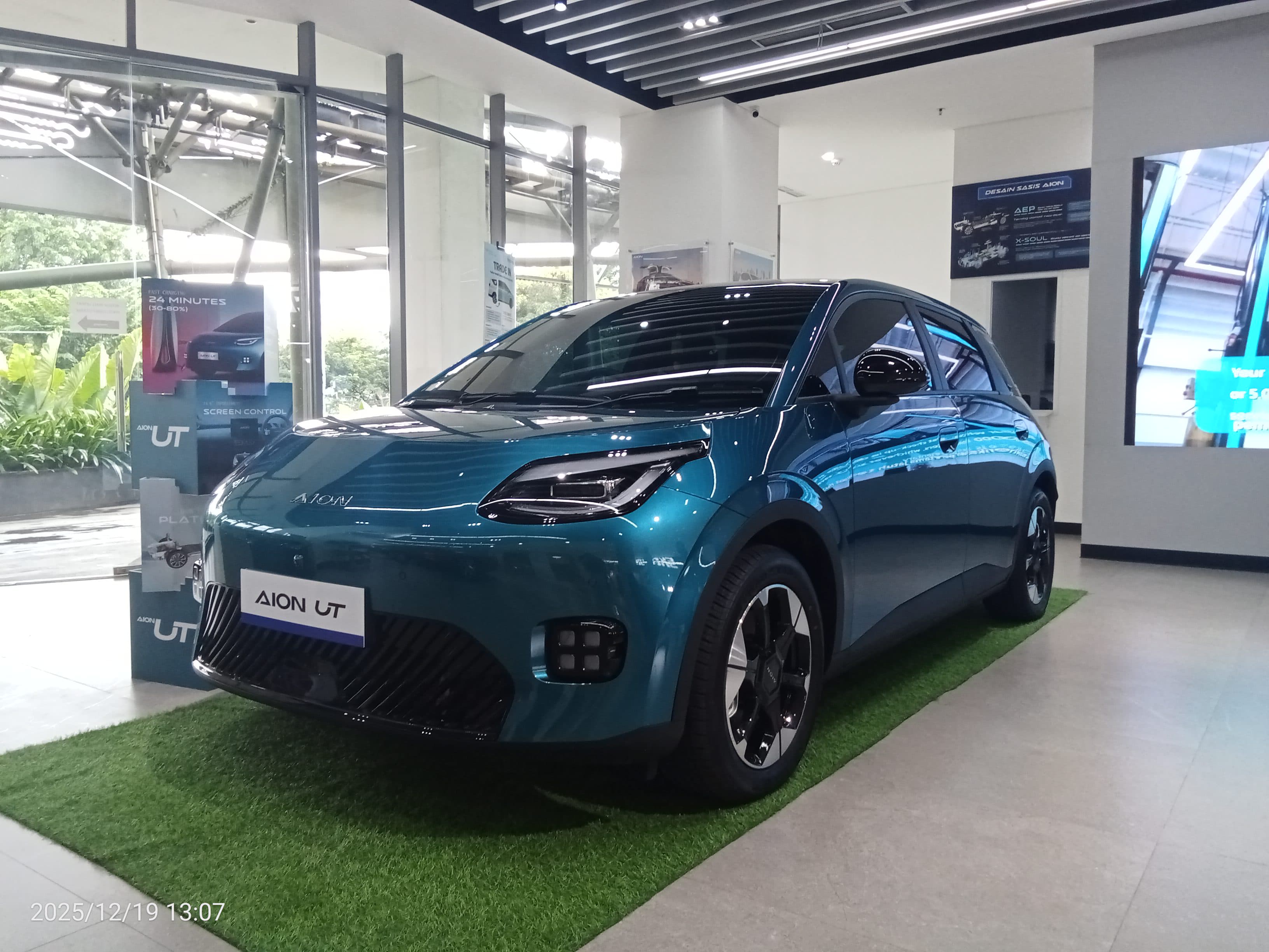 Aion UT Premium 2026 Desain Futuristik dan Teknologi Canggih yang Menghadirkan Pengalaman Berkendara Pintar Aman dan Nyaman.